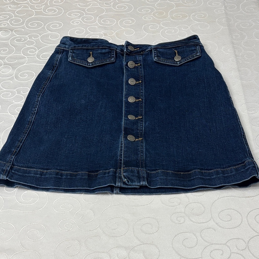 Loft Medium Wash Button Up Denim Knee Length Jean Skirt Women’s Size 2.